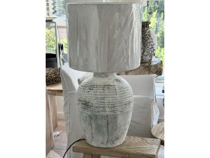 Lampa v přírodním stylu s bílou patinou