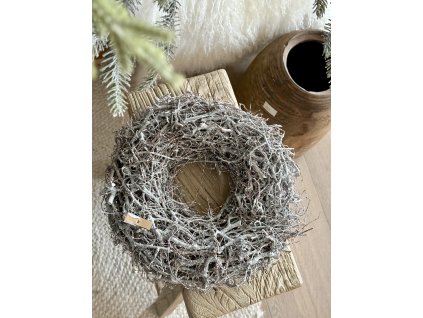 Věnec z větviček s bílou patinou