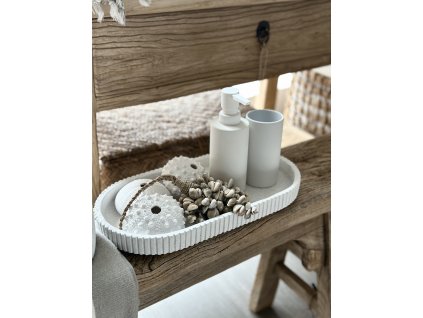 Podtác z kameniny s jemným rýhováním