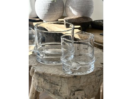 Svícen s nerovným okrajem