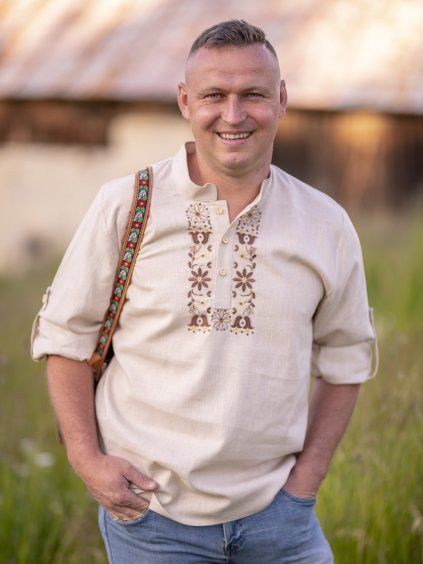 Ľanová vyšívaná košeľa – vzor Myjava s hnedou