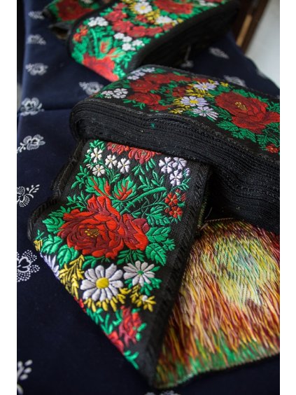 Krojová vyšívaná stuha čierna - 10 cm