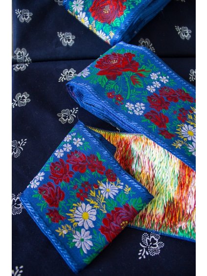 Krojová vyšívaná stuha modrá - 10 cm