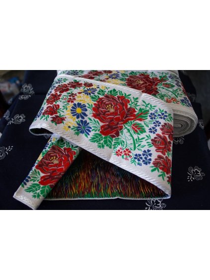 Krojová vyšívaná stuha biela - 10 cm