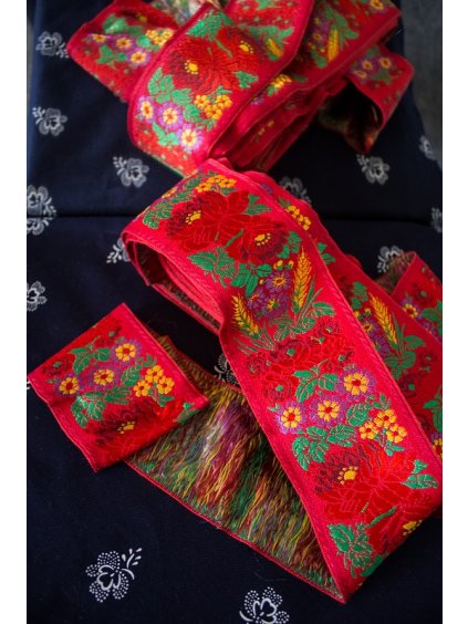 Krojová vyšívaná stuha červená - 7 cm