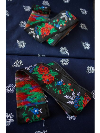 Krojová vyšívaná stuha čierna - 5,5 cm