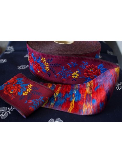 Krojová vyšívaná stuha bordová - 5,5 cm