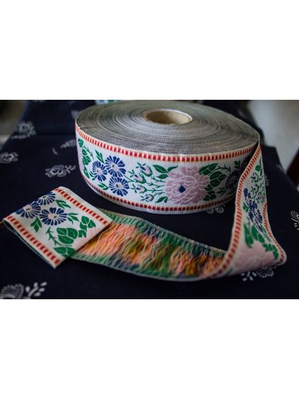 Krojová vyšívaná stuha biela - 4,5 cm