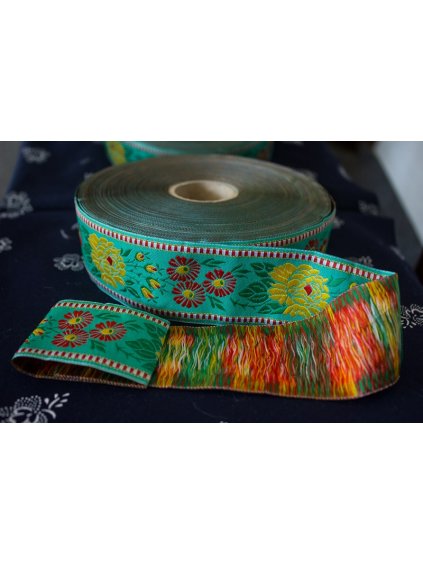 Krojová vyšívaná stuha zelená - 4,5 cm