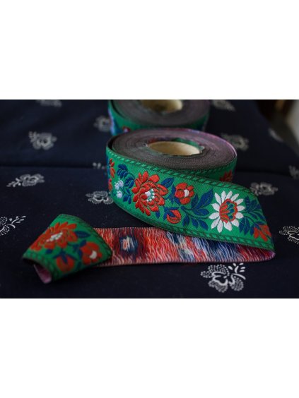 Krojová vyšívaná stuha zelená - 3,5 cm