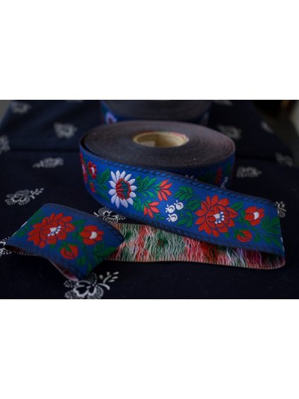 Krojová vyšívaná stuha modrá - 3,5 cm