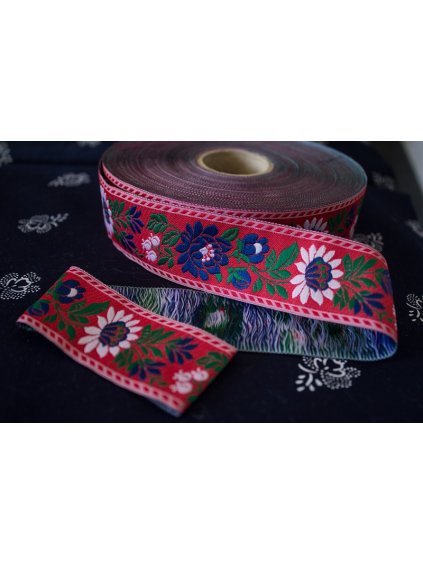 Krojová vyšívaná stuha červená - 3,5 cm