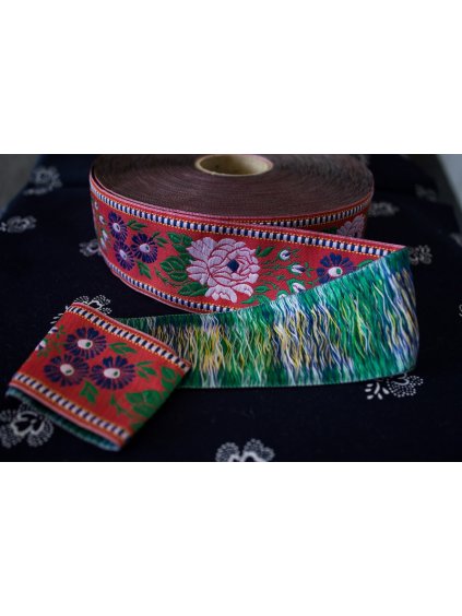 Krojová vyšívaná stuha červená - 4,5 cm