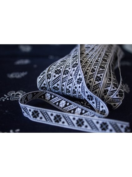 Krojová vyšívaná stuha čierna - 1,2 cm