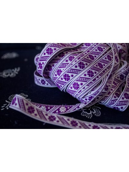 Krojová vyšívaná stuha fialová - 1,2 cm
