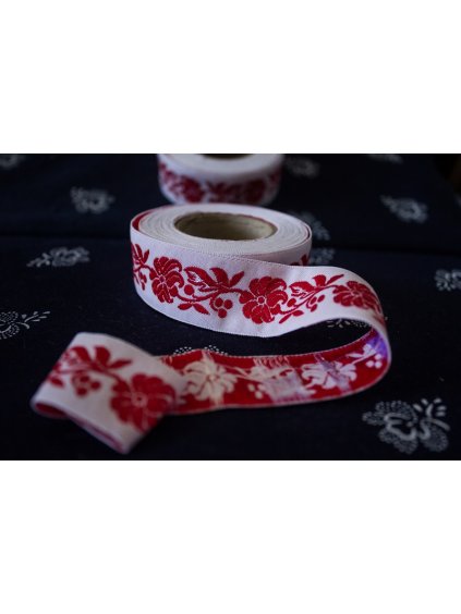 Krojová vyšívaná stuha červená - 2,5 cm