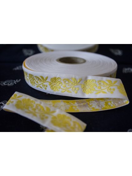Krojová vyšívaná stuha žltá - 2,5 cm