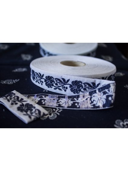 Krojová vyšívaná stuha tmavomodrá - 2,5 cm