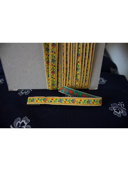 Krojová vyšívaná stuha žltá - 1 cm