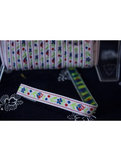 Krojová vyšívaná stuha biela - 1 cm