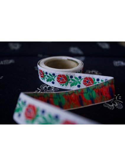 Krojová vyšívaná stuha biela - 1,8 cm