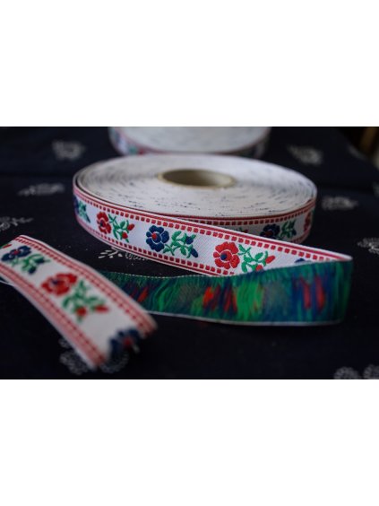 Krojová vyšívaná stuha biela - 2 cm