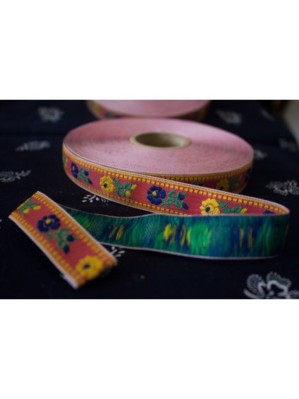 Krojová vyšívaná stuha ružová - 2 cm