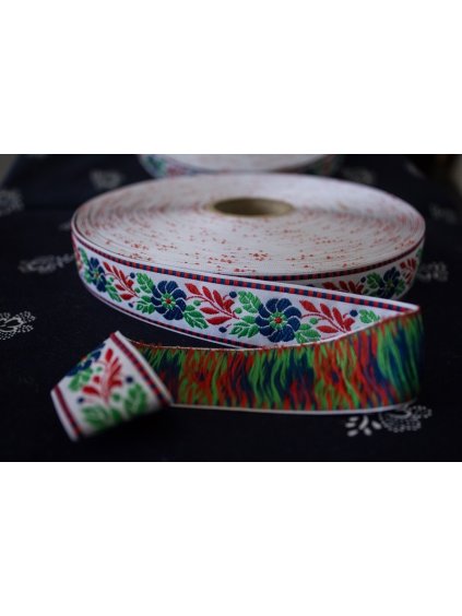 Vyšívaná krojová stuha biela s modrým kvetom - 2,5 cm