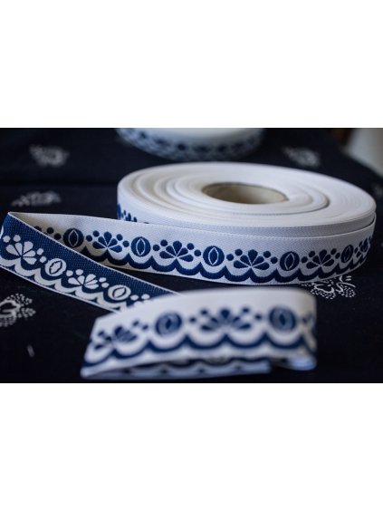 Vyšívaná krojová stuha tmavomodrá - 2 cm