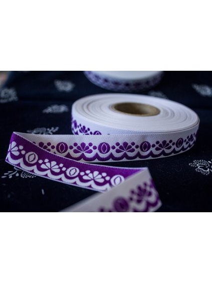 Vyšívaná krojová stuha fialová - 2 cm