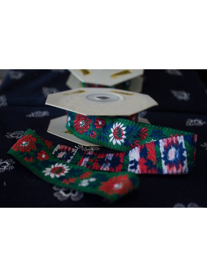 Vyšívaná krojová stuha zelená - 3 cm
