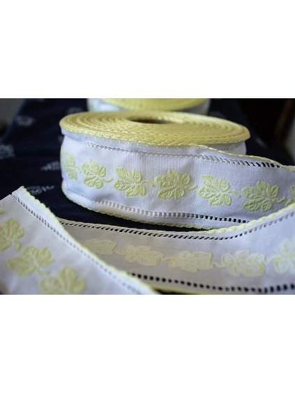 Krojová vyšívaná stuha biela s lístkami - 5 cm