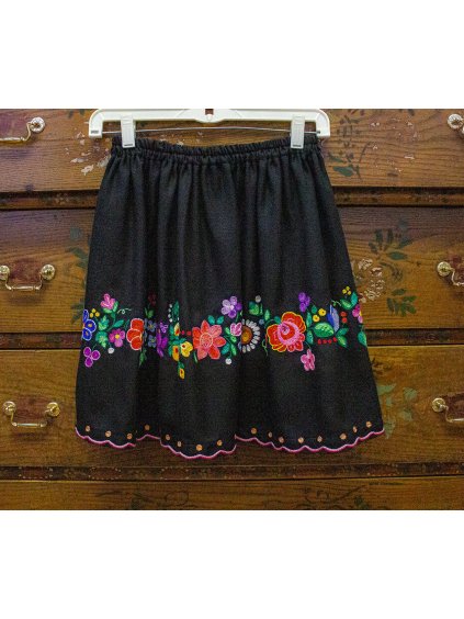 Čierna dievčenská ručne vyšívaná sukňa