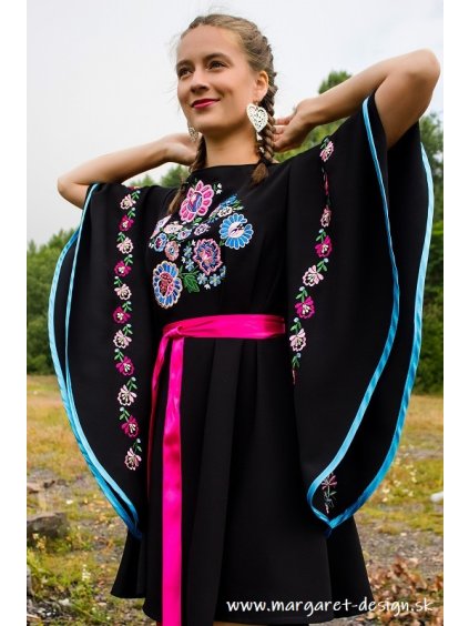 Vyšívané šaty z Pliešoviec - čierne s motýlími rukávmi