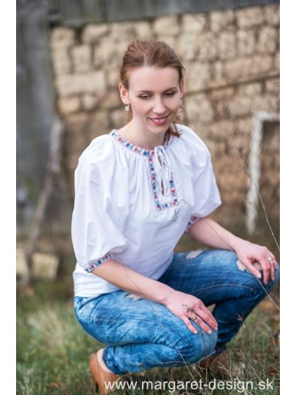 Biela blúzka zdobená stuhou