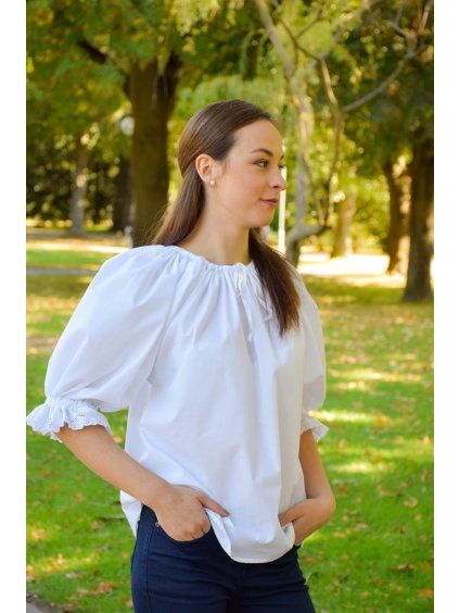 Biela folklórna blúzka - nezdobená, lemovaný krk