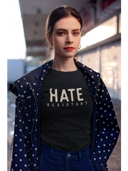 hate resistant černé autorské tričko s potiskem Marian for President modelka ulice