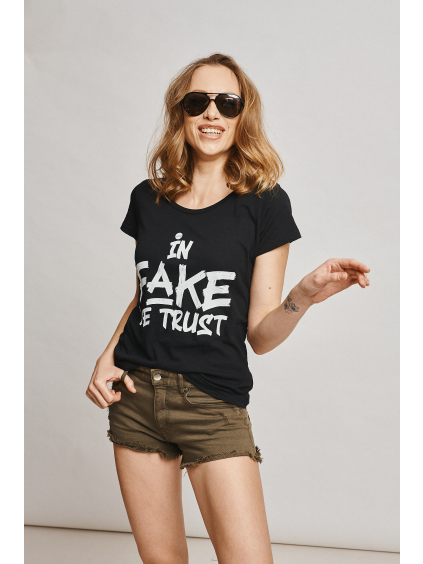 Marian For President tričko s potiskem černé in fake we trust modelka studio