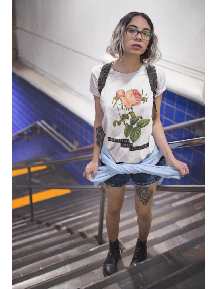 Modelka v tričku Vincent, v metru na schodech, originál Marian for President, GOTS