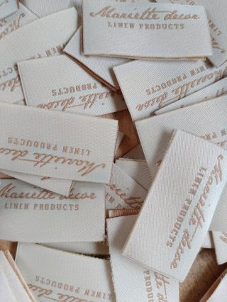 Tkaná etiketa – autorský design Mariette decor ČESKÝ VÝROBEK Tyhle etikety jsou moje srdcovka 🤍 Navrhla jsem je s láskou k...