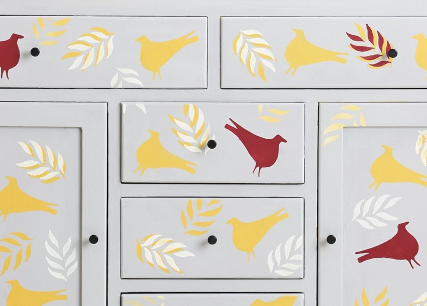 Komoda ozdobená pomocou šablón