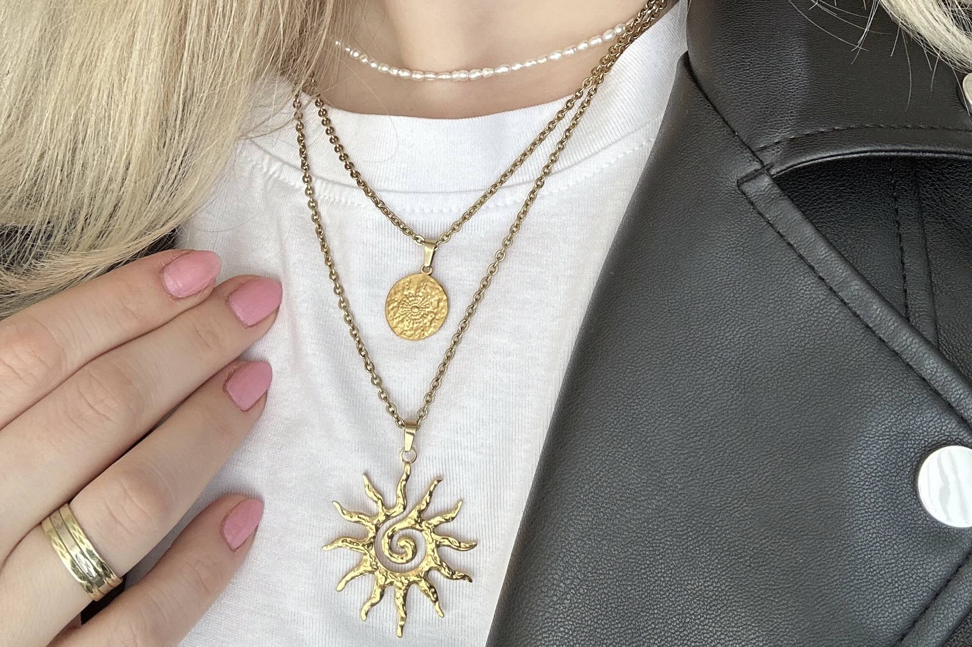 Jak kombinovat říční perly s jinými šperky pro moderní vzhled?