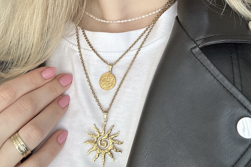 Vrstvení řetízků a náhrdelníků: jednoduchý trik, jak pozvednout každý outfit