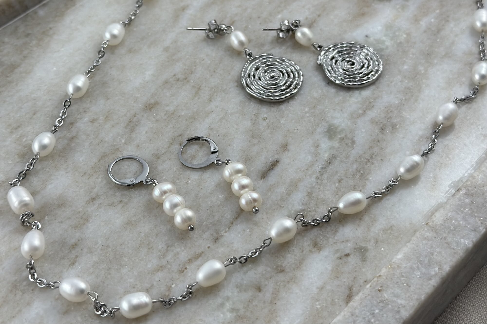 Šperky z chirurgické oceli vs. stříbrné šperky – Jak se liší a co je lepší volba?