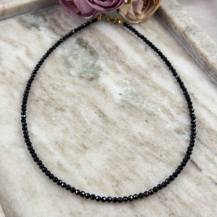 Choker z černého spinelu