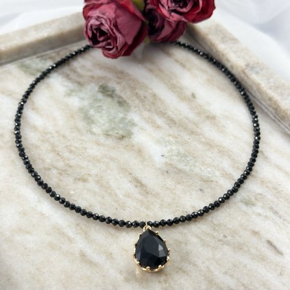 Náhrdelník z černého spinelu s přívěskem kapky