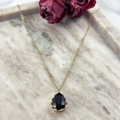 Jemný náhrdelník s přívěskem ve tvaru kapky z černého spinelu