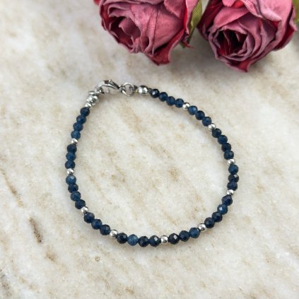 Náramek se safírem