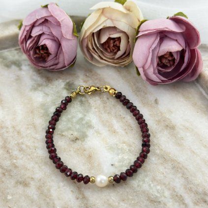 Náramek s granáty a pravou perlou