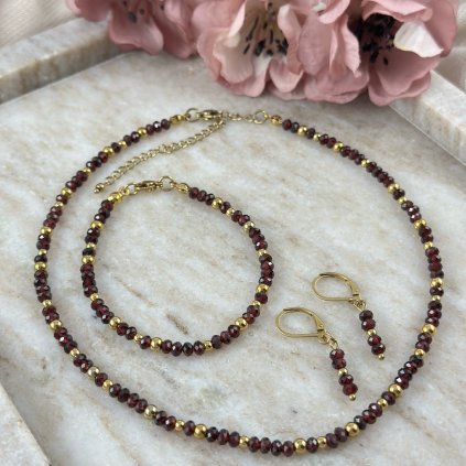 Souprava šperků z přírodního granátu zdobené korálkami